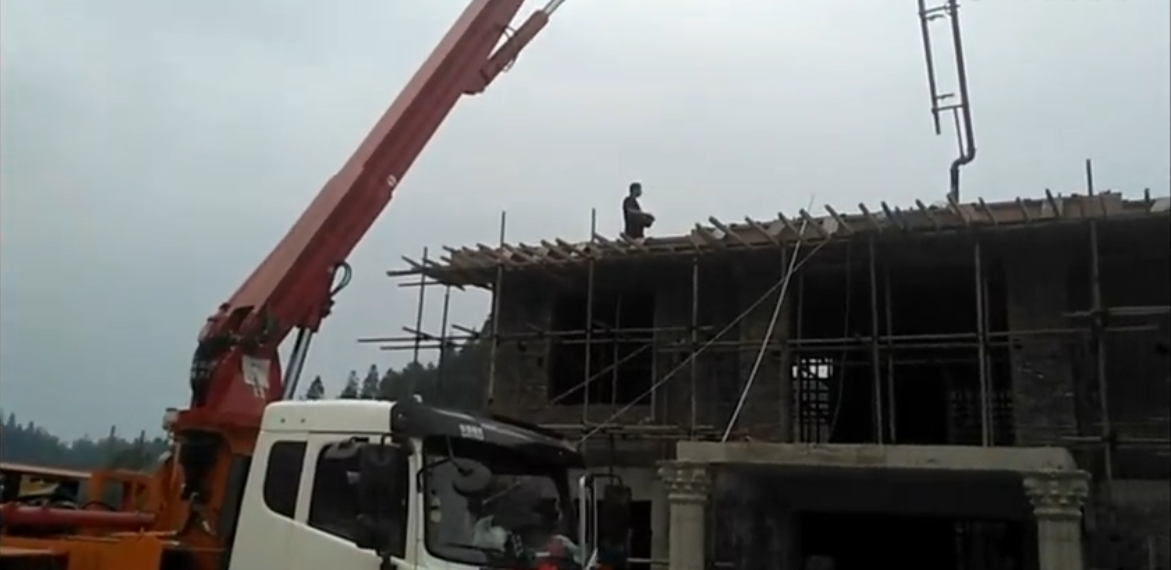 29米搅拌臂架泵车在湖南怀化进行楼面施工现场