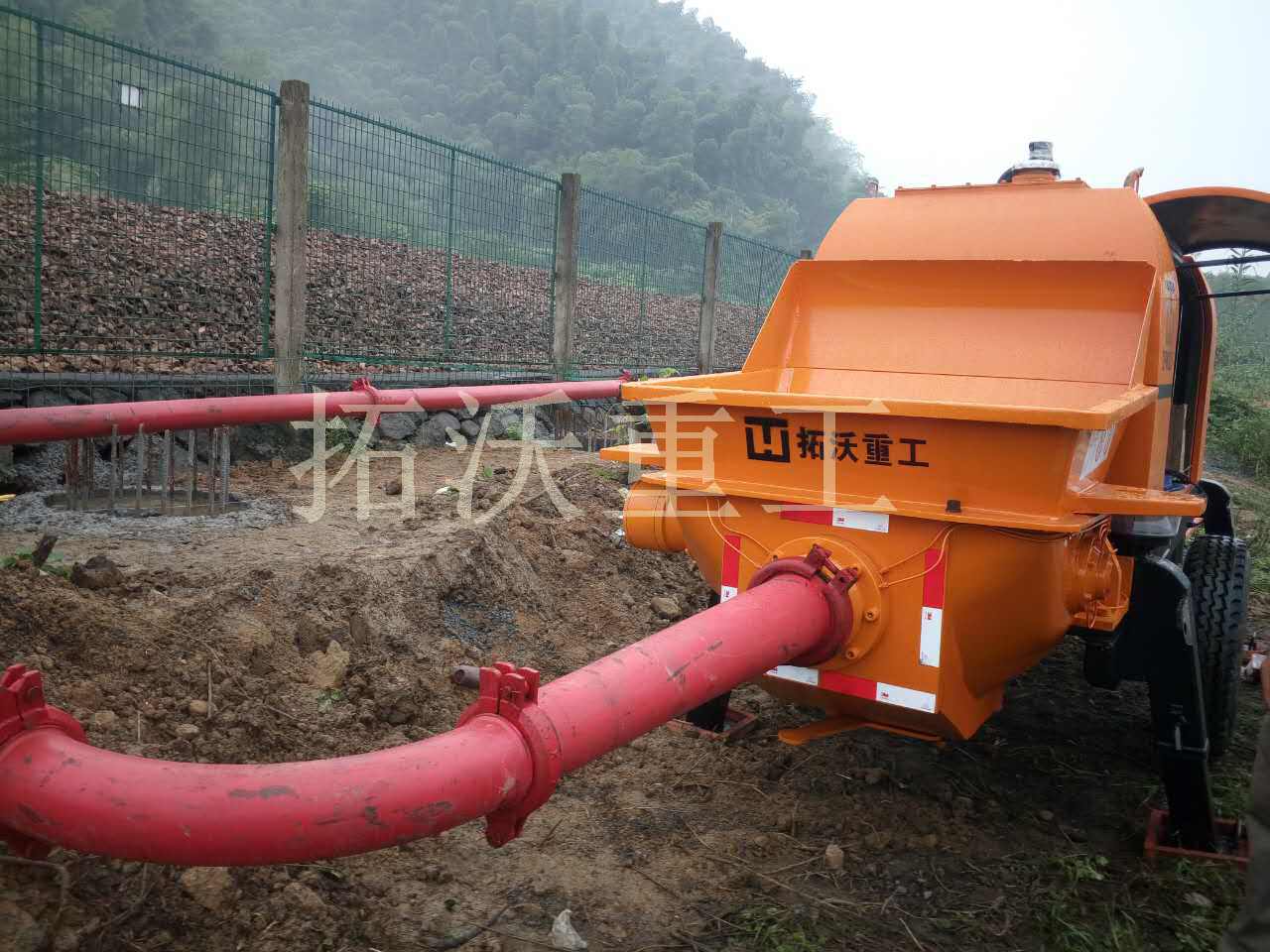 width: 100%; 混凝土输送泵